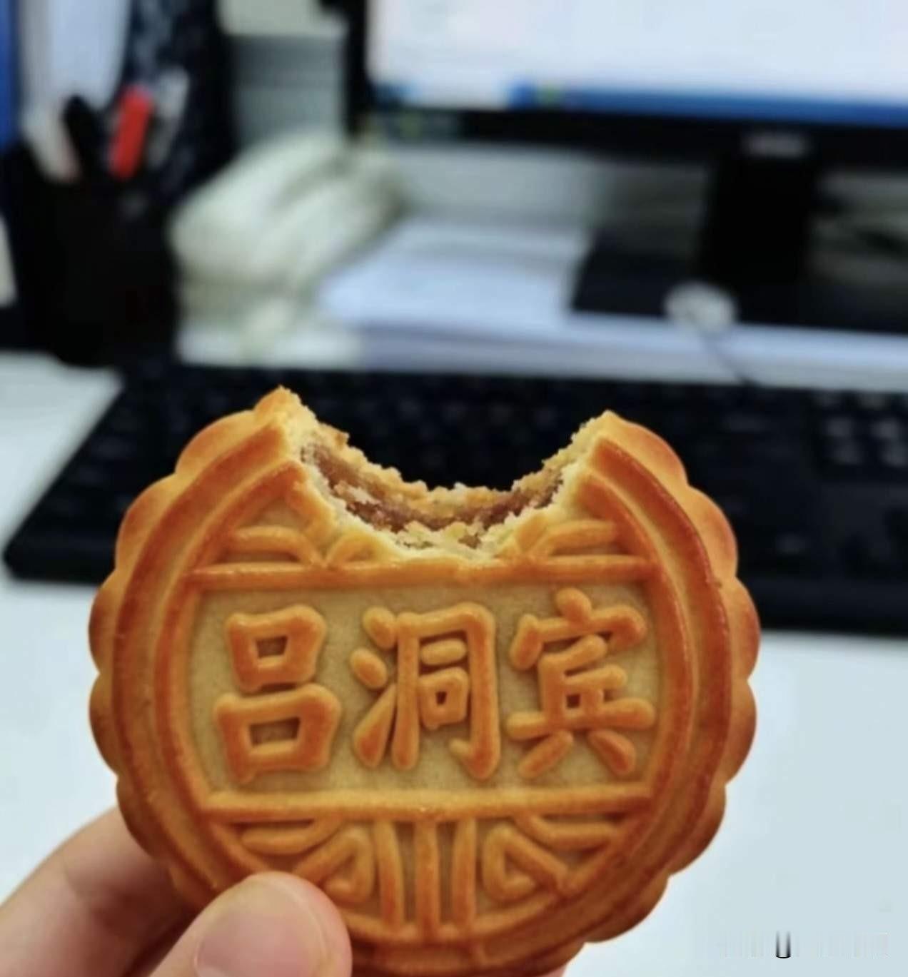 明天就中秋放假了，友友们条友的单位有没发月饼的吗？很多友友吐槽说今年新入职的，单