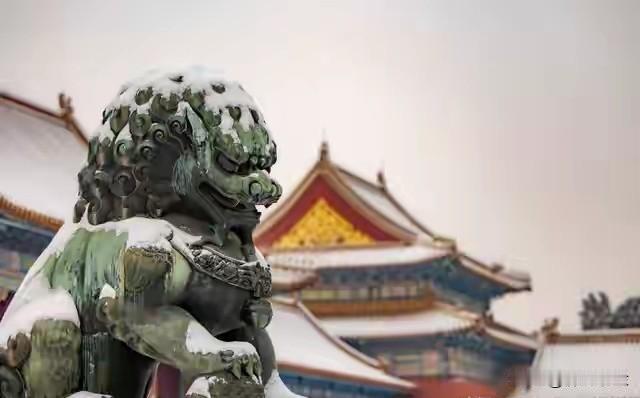 为什么北京故宫只挂清朝皇帝图片，台北故宫挂朱元璋图像，有什么寓意吗？故宫不是明朝