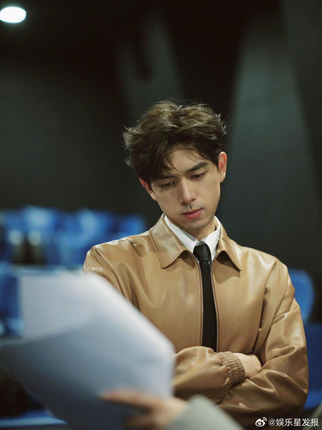 偶遇李现穿短裤跑步 戏里用心打磨角色，戏外低调自律生活，不浮躁不炒作，用作品说话