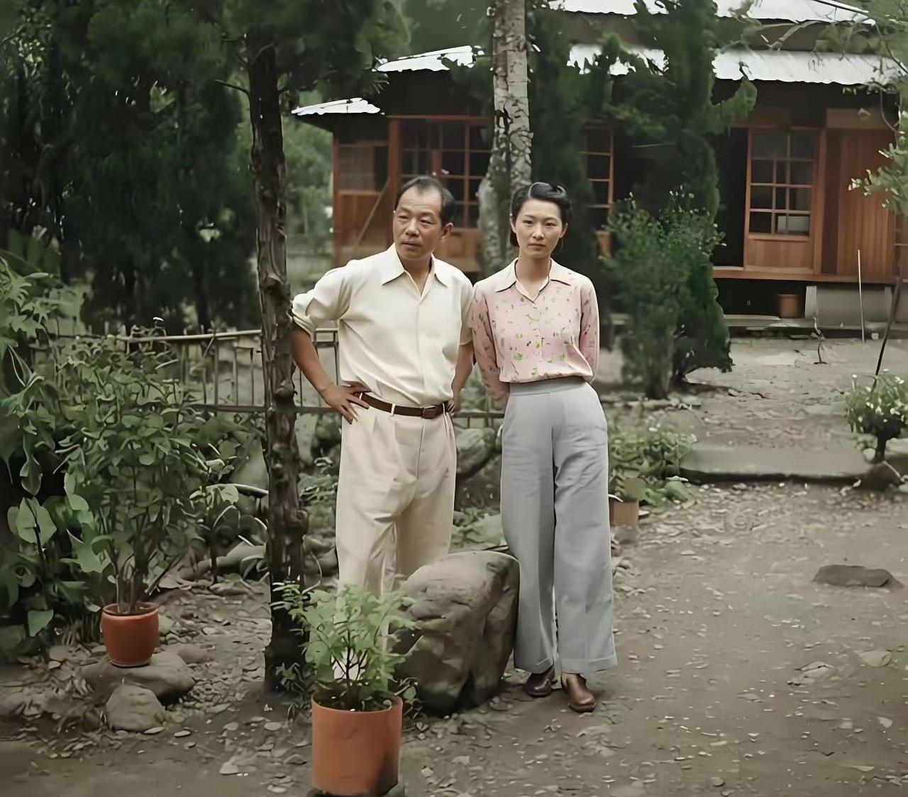 老照片里的幽禁岁月
 
这张老照片，定格了上世纪张学良与赵一荻在山间幽居的瞬间。