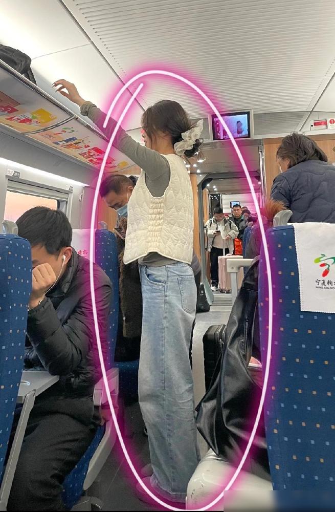 别再对着我那件马甲喊“奶奶款”了，今天在高铁站差点被那几个求链接的姐妹围追堵截到