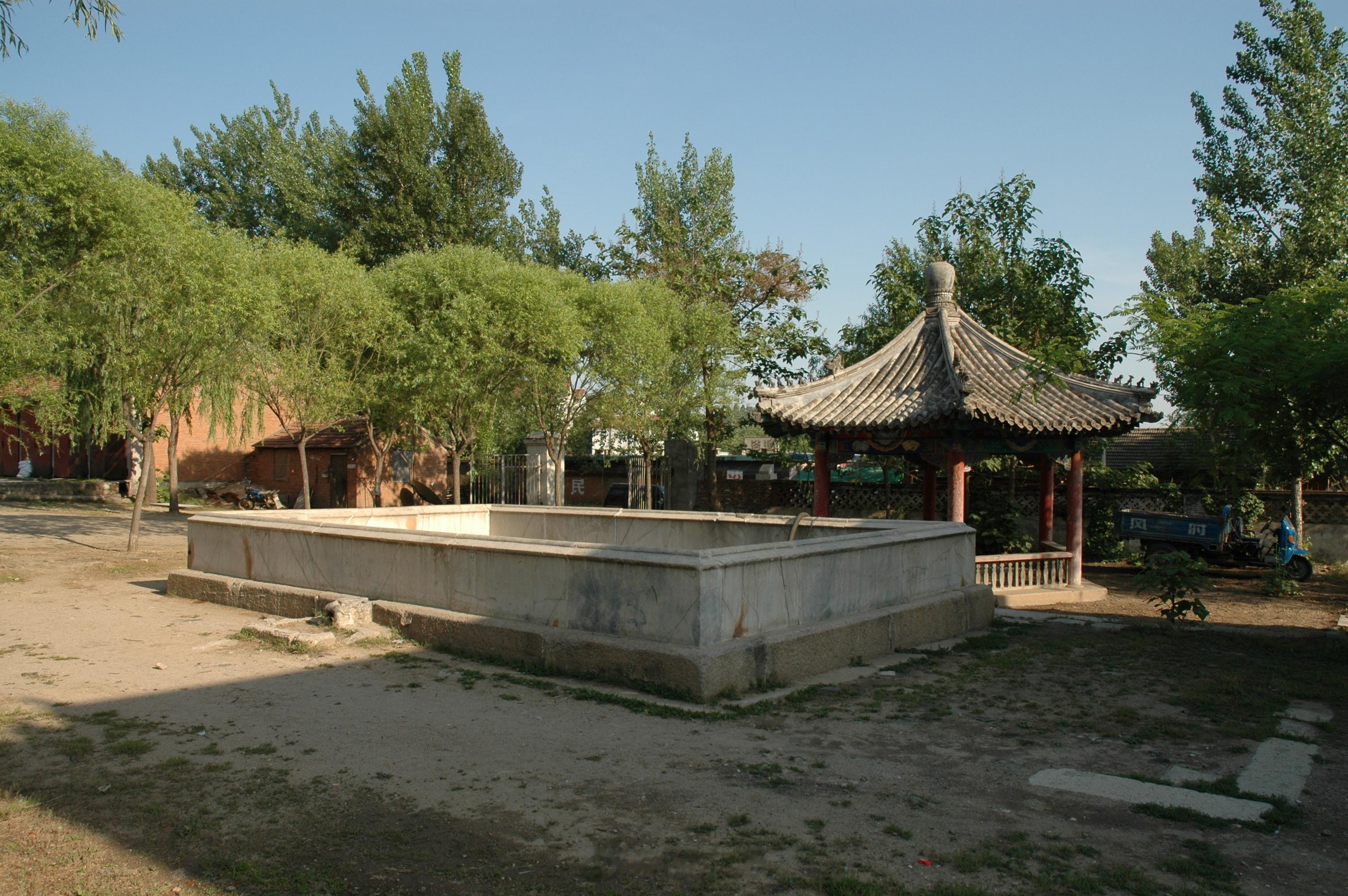 汤泉，在清东陵东12华里，现属汤泉乡政府所在地。   汤泉早在明朝时就很有名。据