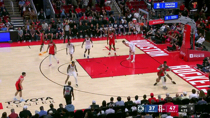 火箭超级巨星杜兰特真是让人惊呆了，他在今天和快船的比赛中命中了一记极限压哨三分！