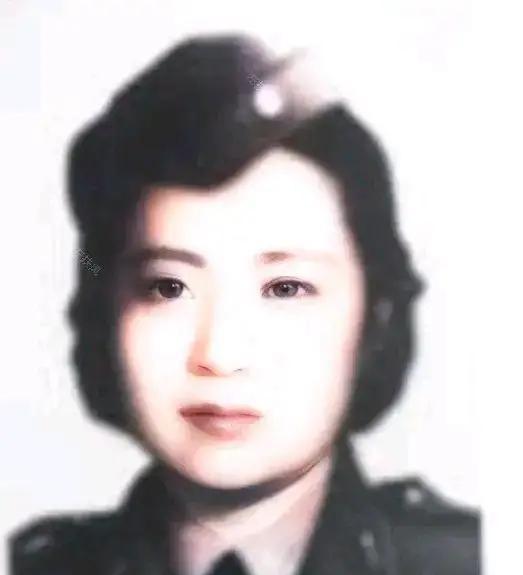 1951年，叶亚华在澳门街头要饭无果，无奈在牌子上写道：“我是抗日名将王铭章的遗