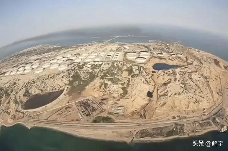 伊朗局势稳定！美国媒体刚刚报道，现在的伊朗哈尔克岛上，正有两艘油轮正在装载石油。