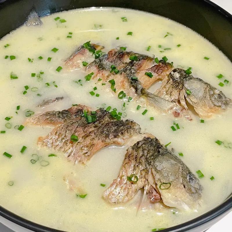 今日美食打卡鲫鱼木耳汤！汤浓汁白，营养丰富！