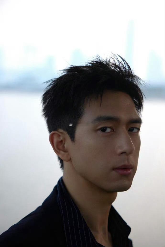 李现只需轻轻出手 李现随便一站，氛围感便扑面而来。这出发图自然得没话说，仿佛他只