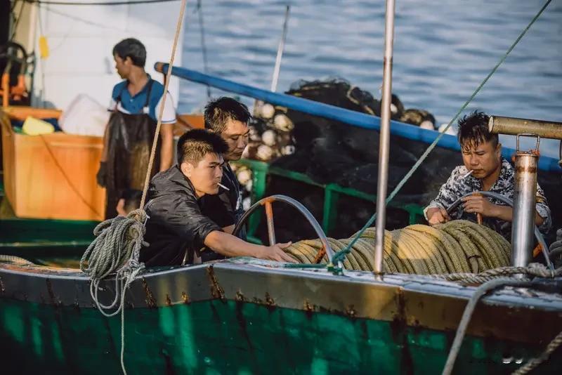 钓鱼岛上住着什么人钓鱼岛目前没有人居住，因为缺少淡水，在宋朝年间，有出海经商人在