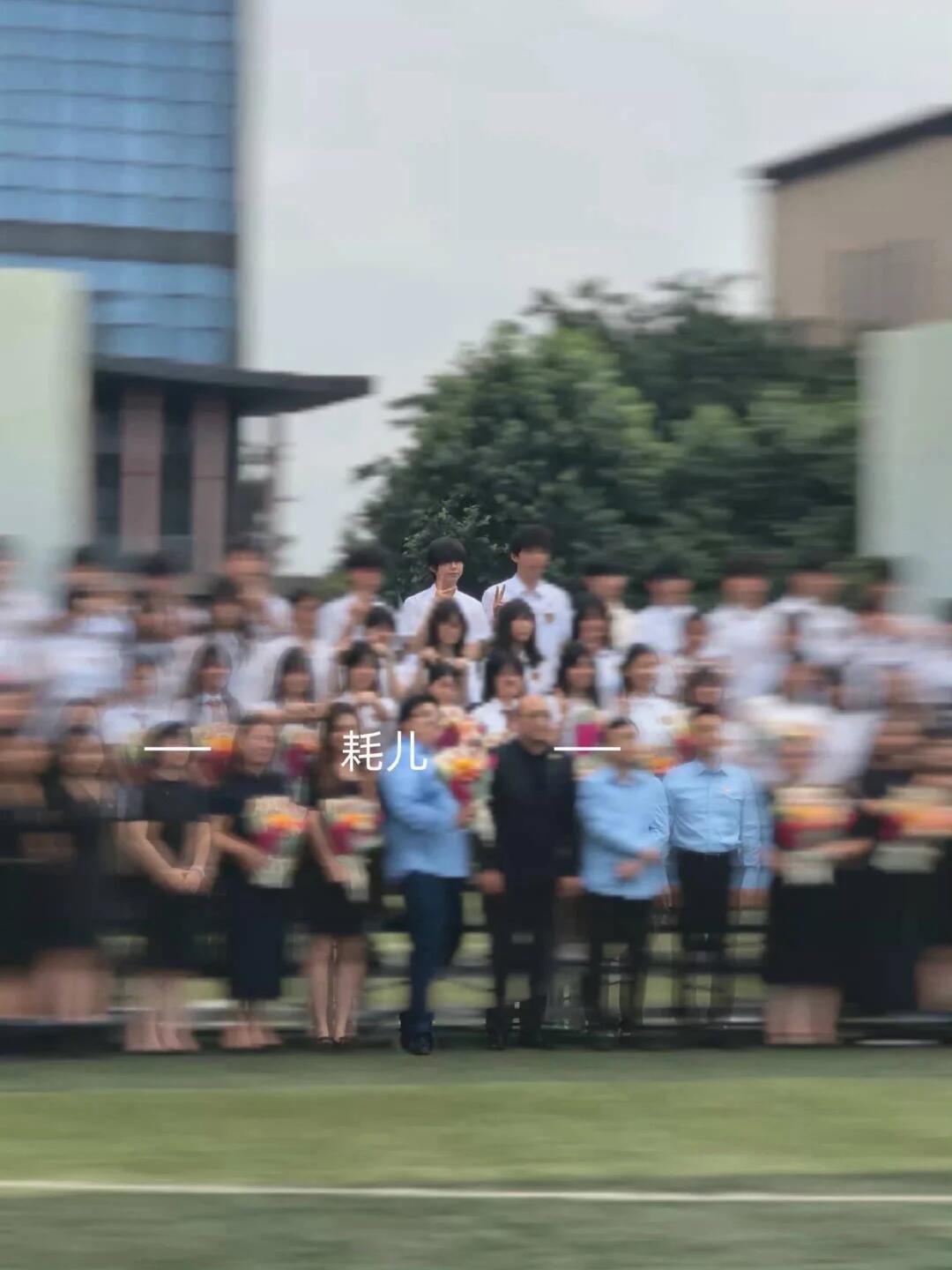 陈奕恒今天拍初中毕业照 陈奕恒今天回学校拍初中毕业照📷毕业快乐，马上就是高中生