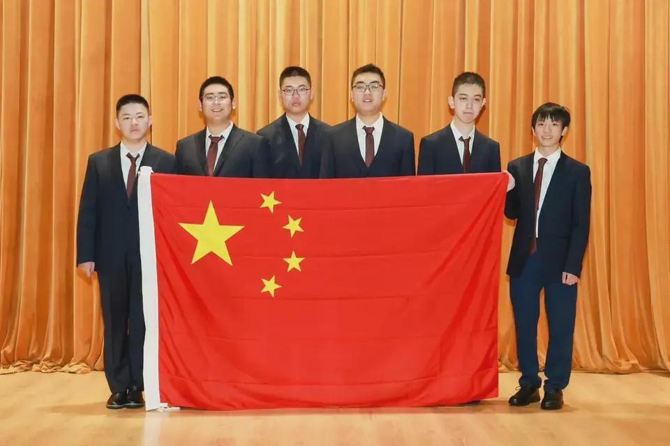 奥数金牌是炼狱还是乐园？真相让家长沉默

当聚光灯打在领奖台上这三张稚嫩却从容的