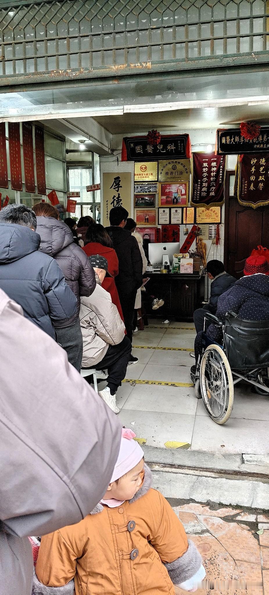 今天胃里一阵翻江倒海，实在扛不住了，就让老公带着我来这家诊所看看。一进门我就傻了