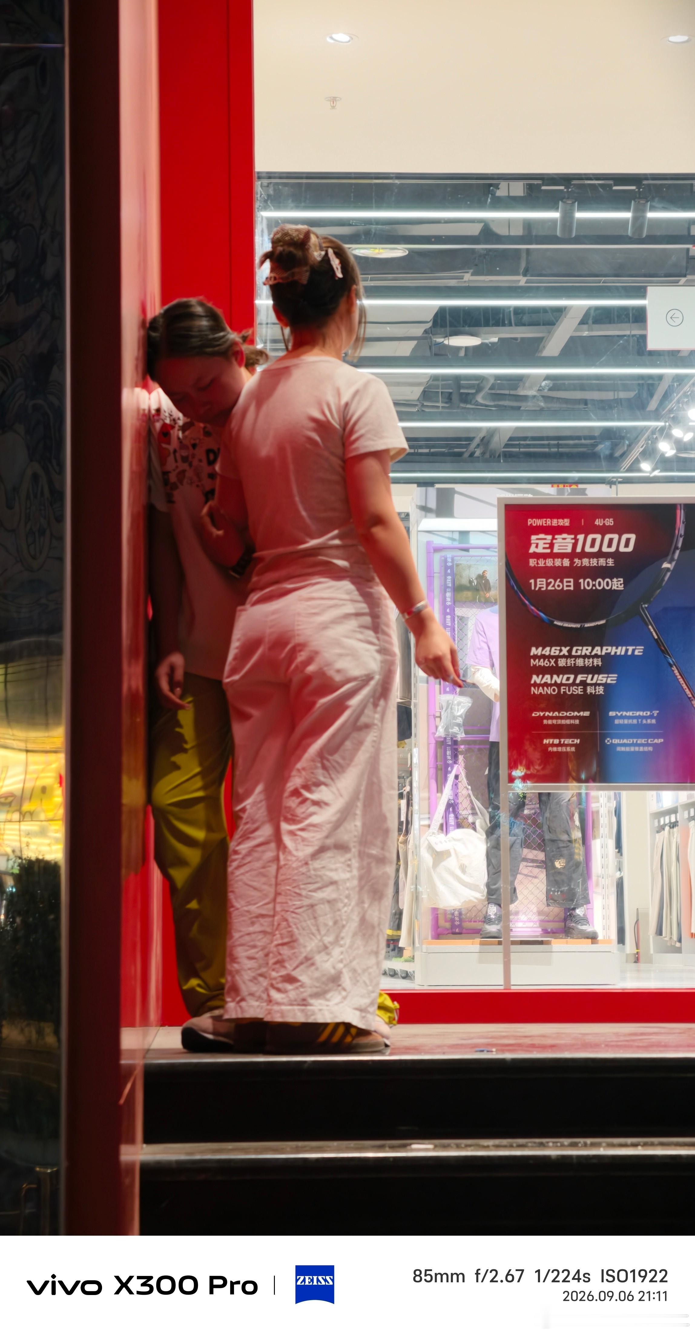 夜晚的安踏员工 安踏品牌前CEO徐阳飞往美国后 ​​​