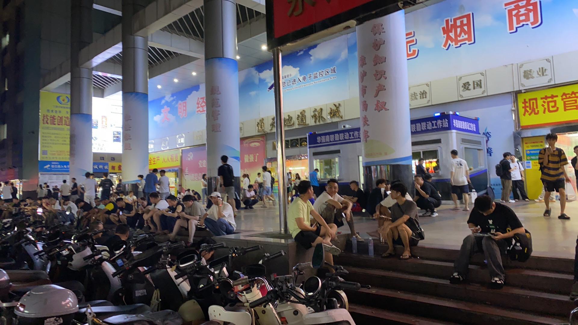 人在变强的路上会逐渐爱上自己，那种爱不是自恋，而是无数次独立经历了暴风...
