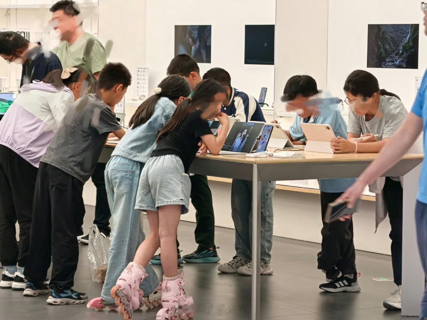 周日早啊，现在有个问题，虽然家长限制孩子不让玩手机或者平板，但是这些还是没事可以