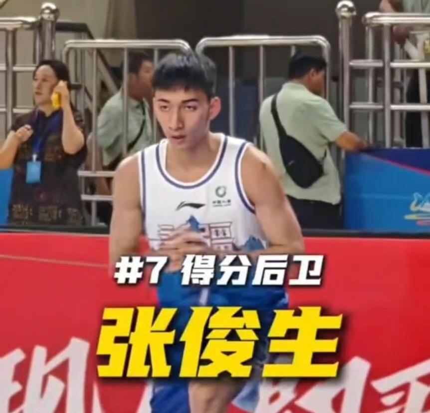 CBA夏季联赛库尔勒站，新疆92:91险胜宁波一战，张俊生（7号）、于正轩（31