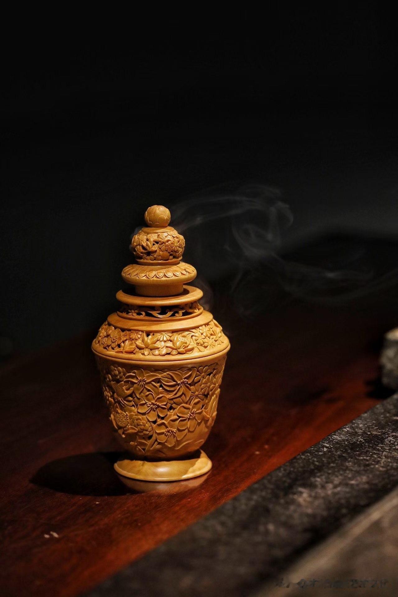 最有意思的，是点香之后的变化。

黄杨木香炉满雕繁花，花枝层层环绕，镂雕处虚实相