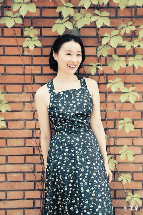 就是喜欢吴越。
她的长相不算是标准的美女形象，但她的温婉如诗、文雅如玉的气质会深