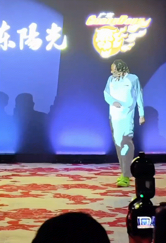 这样看麦考尔还是有点伤，不过比前段时间好一点了啊 ，广东队这四个外援性格都不错