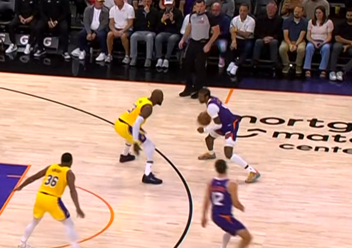 41岁詹姆斯，今天被安排在外线多次领防24岁杰伦格林，多次挤掩护湖人vs太阳