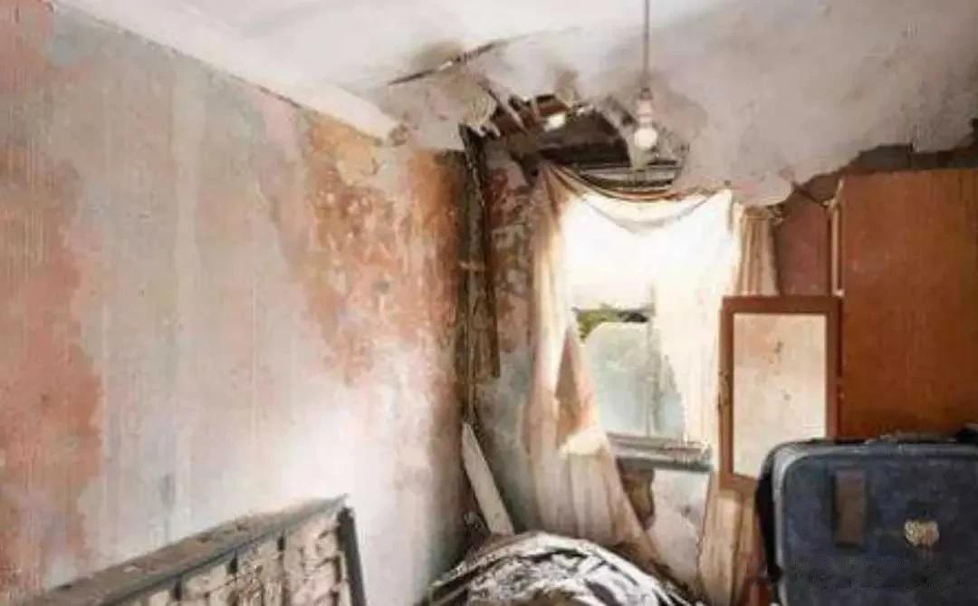 2012年，重庆酉阳的一栋回迁楼里，一个去年看上去年过半百的女人突然从睡梦中醒来