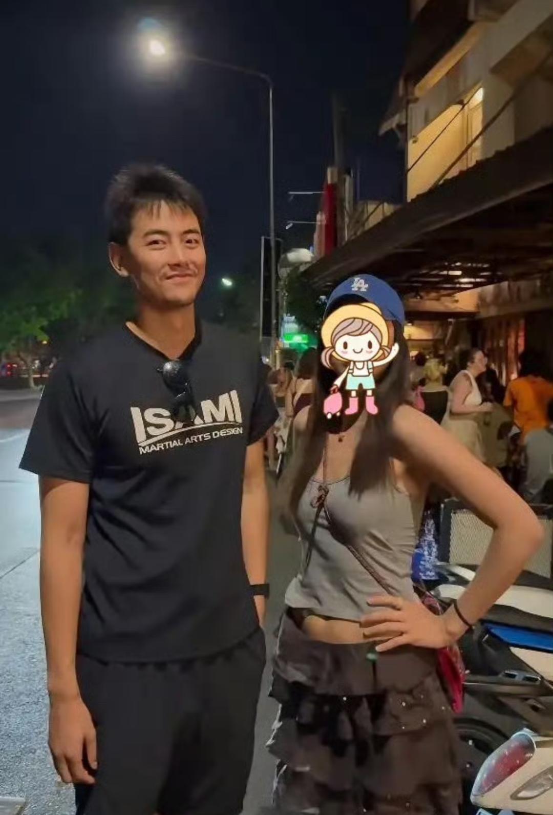 纪凌尘与韩国女友泰国度假被偶遇 纪凌尘留胡子略显潦草，感觉没有之前帅了。至今已经