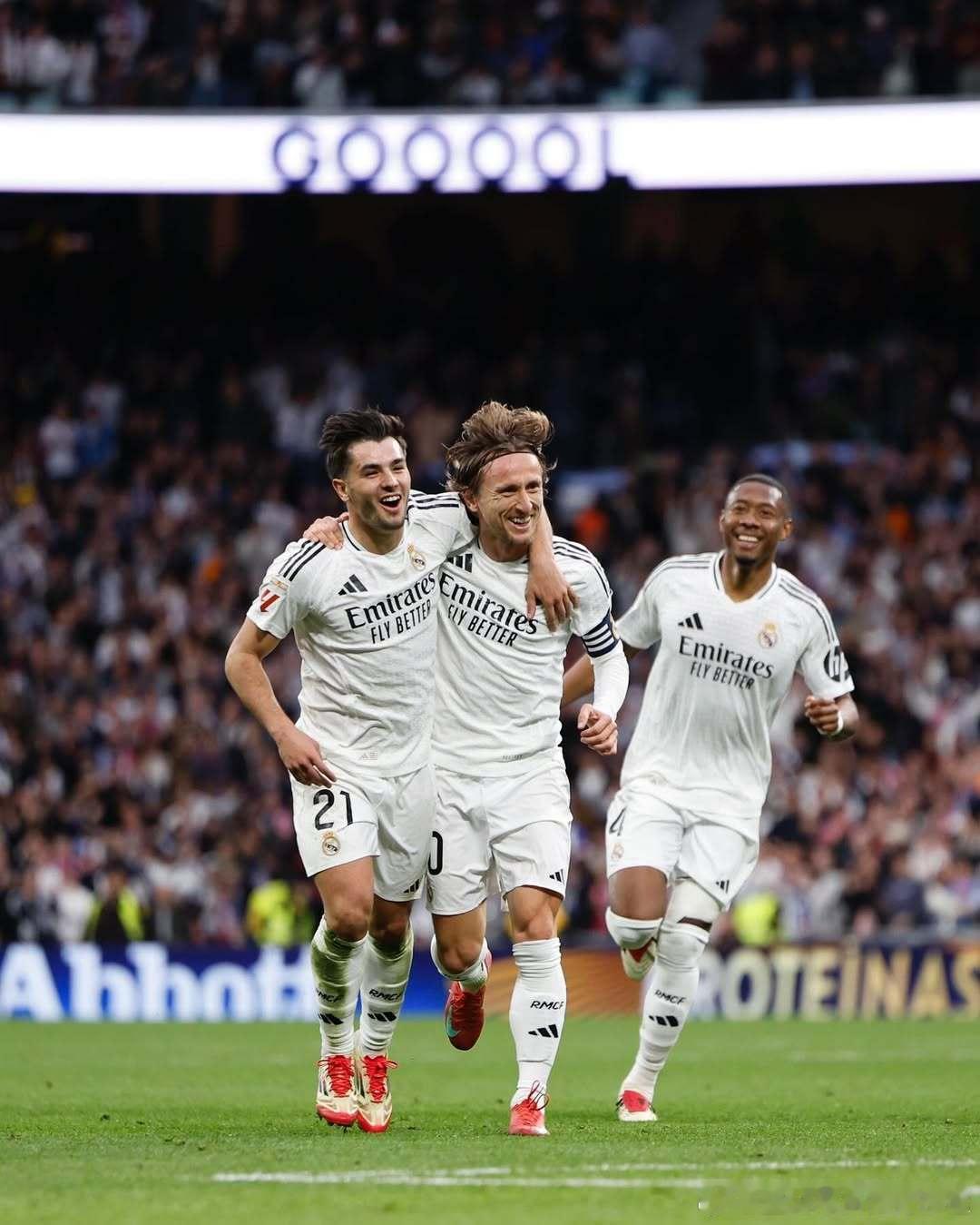 卜拉欣: ¡我们与你们一起结束美好的一周, madridistas! 🤍👏?