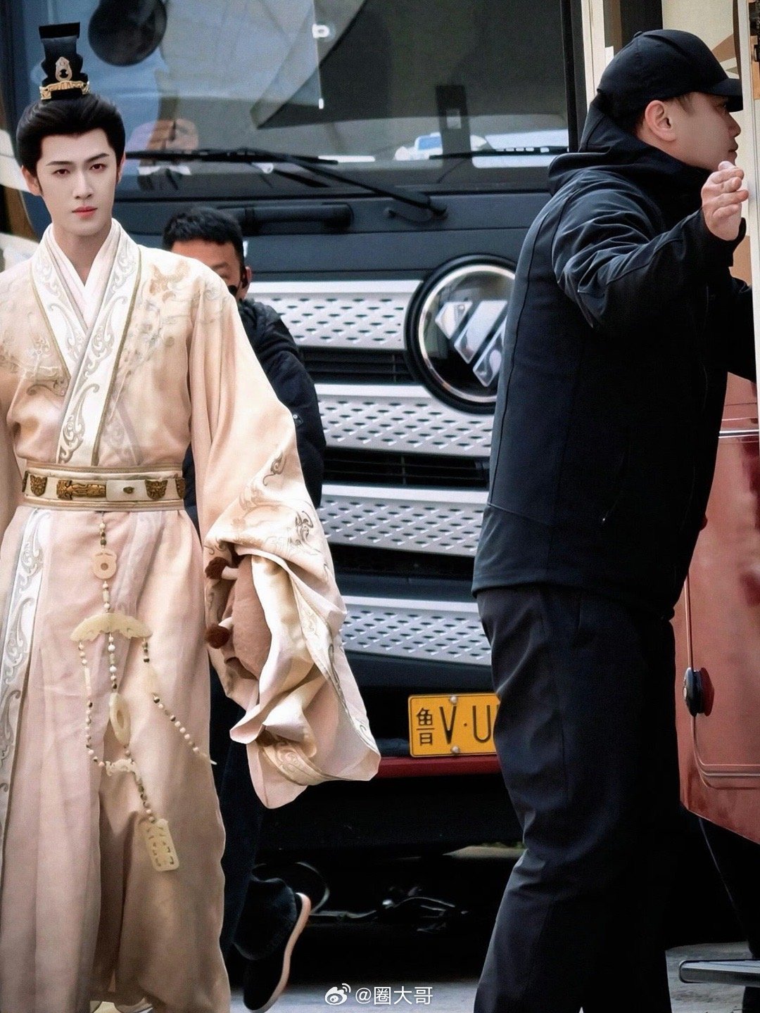 李昀锐归良辰新造型路透李昀锐在电视剧《归良辰》的新路透来了，新造型的宇文良时看起