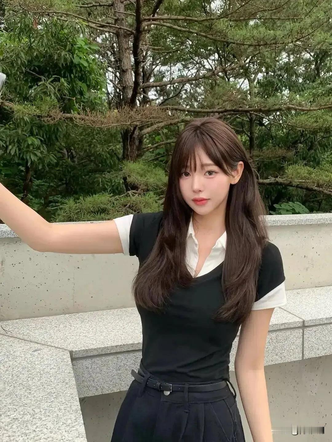 翠影叠阶风软柔，乌衫裁雪立汀洲。
漫将云袖轻舒处，一刹春山入眼眸。