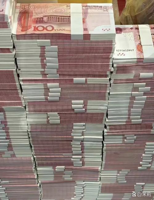 由于工作关系，曾经与同事一起去见证查一个违纪官员的住宅。凝重的气氛下主宅没有查到