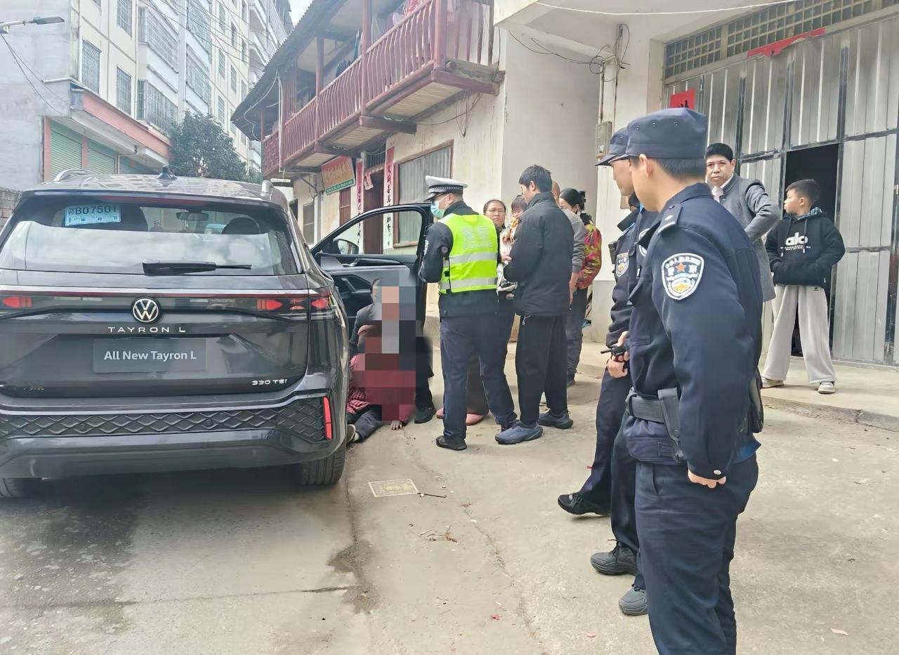 警民一心，情暖人间，救助受伤群众，彰显大爱无疆❤️‍🩹。