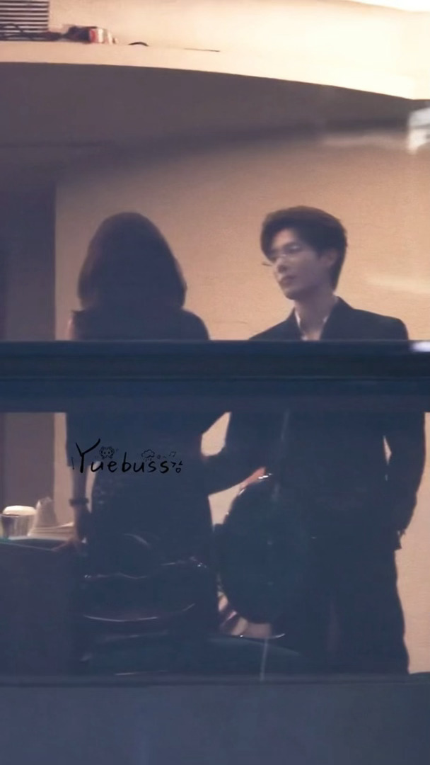 金丝眼镜、微露的白衬衫领子…所有人感受季清和游刃有余的霸总之力王安宇季清和眼镜西