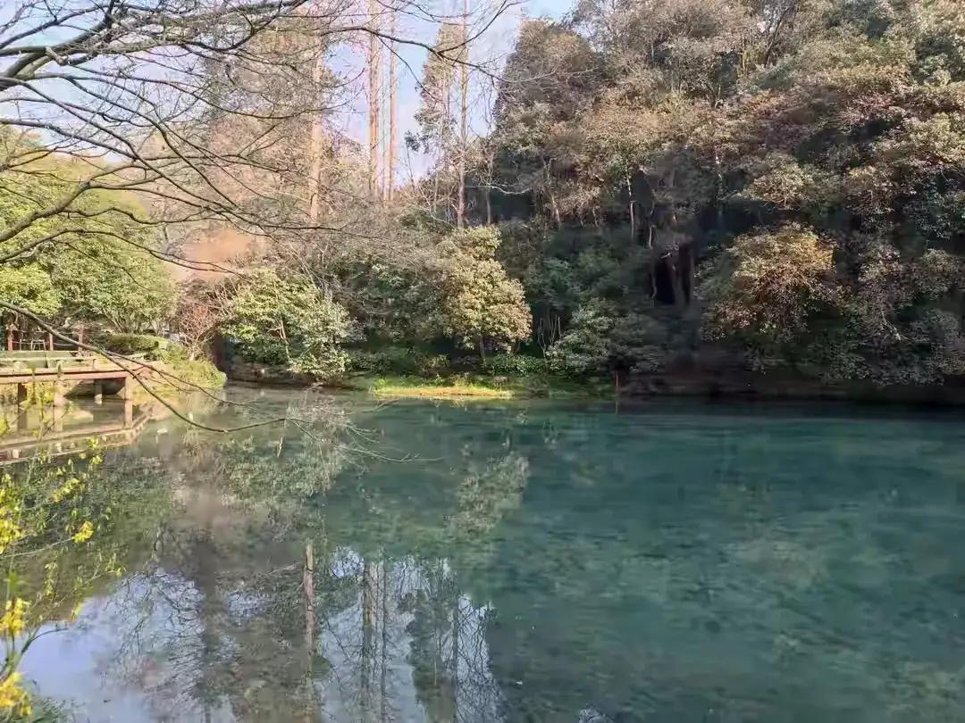 夏日炎炎最好的避暑胜地就是杭州九溪十八涧了，清凉的溪水可以洗涤心灵的燥热，为你带