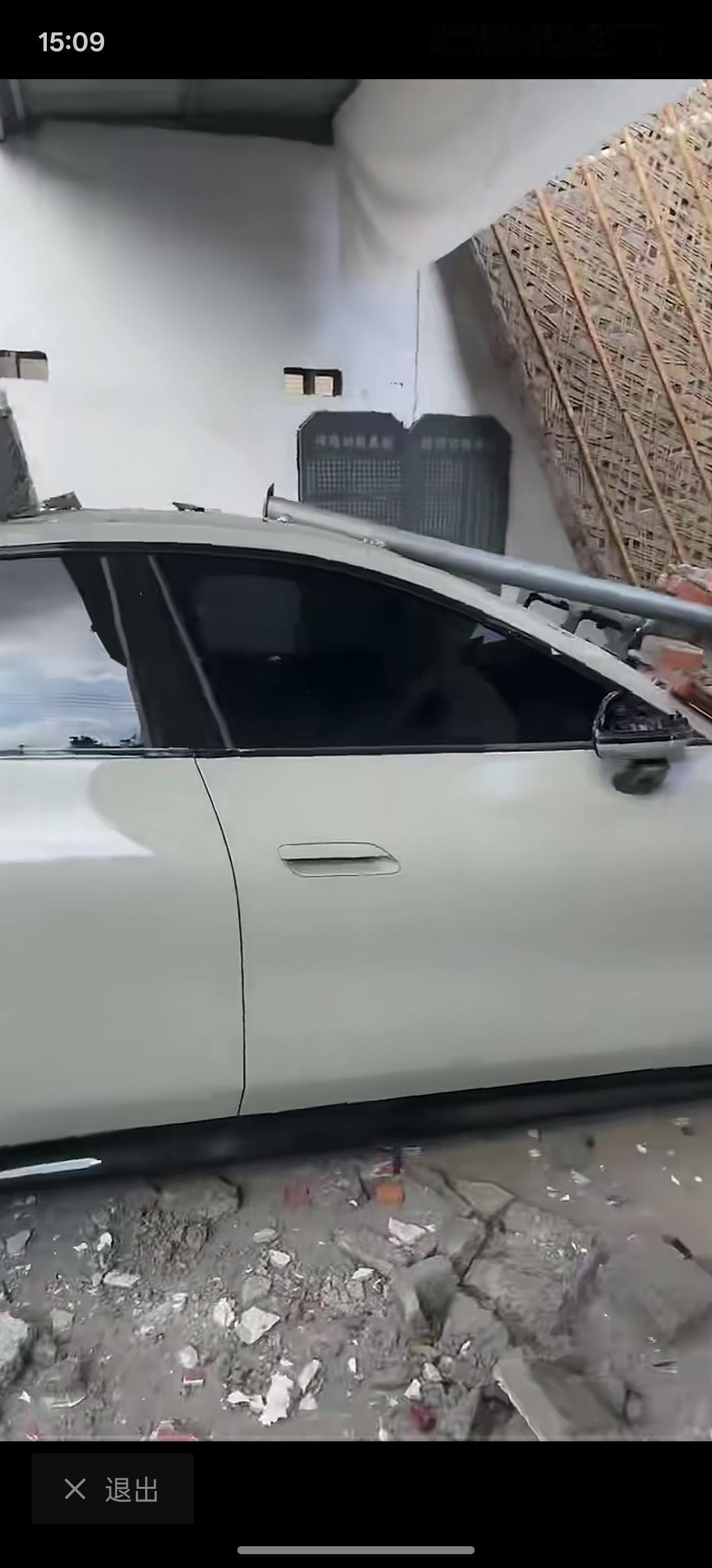 看一下，这是什么车？这个撞击力度还是比较可以的，直接可以穿墙，这个汽车品牌撞车网