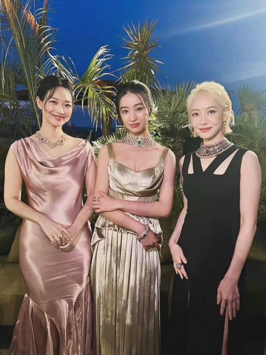 宋茜申敏儿木村光希合影宋茜申敏儿木村光希合照今天LV摩洛哥高珠大秀上的合影 
