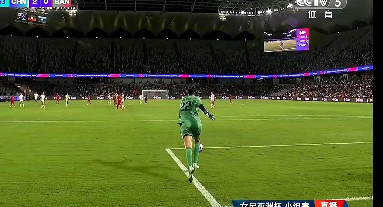 悉尼赛场传回硬核战报，中国女足3比0直接把乌兹别克斯坦踢变了形。
 
开场第30
