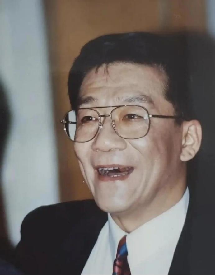 1986年，侯耀文为了跟韦唯在一起，抛弃了发妻刘彦，可是同居一年后，侯耀文又爱上