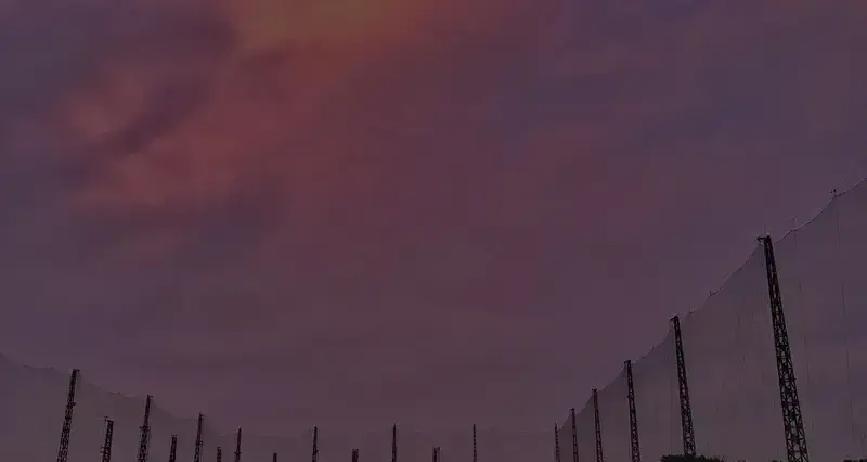 听说高尔夫要降价？反正我没看出来。

练习场一百个球，几十块到一百出头，听着还行