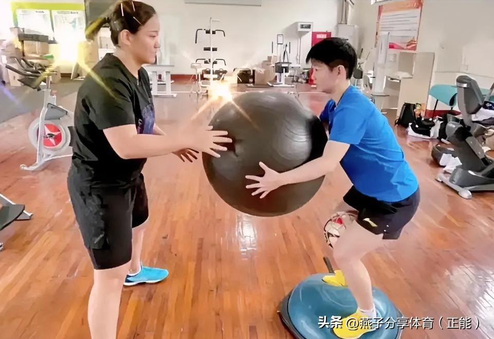 纵观孙颖莎这么多场国际赛事就能发现，就算刚拿下冠军，她也从不会沉溺在鲜花掌声里，