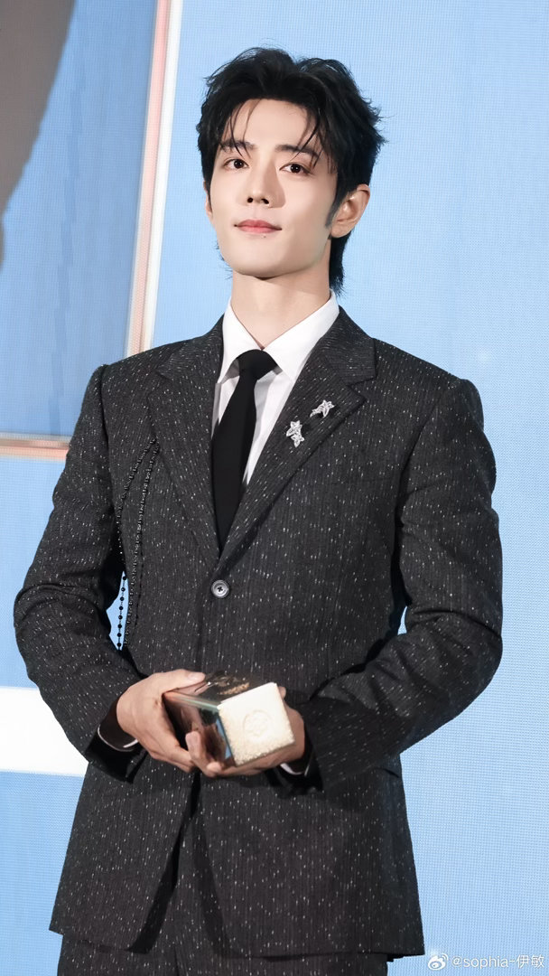 肖战已经拿下两个证书肖战完全是三好学生上台领奖肖战这次白玉兰行程惊喜满满，正赛还