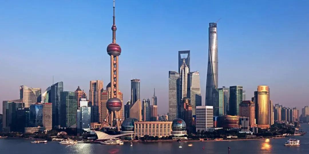 一个印度主持人问：上海20年后能追上孟买吗？你说呢？