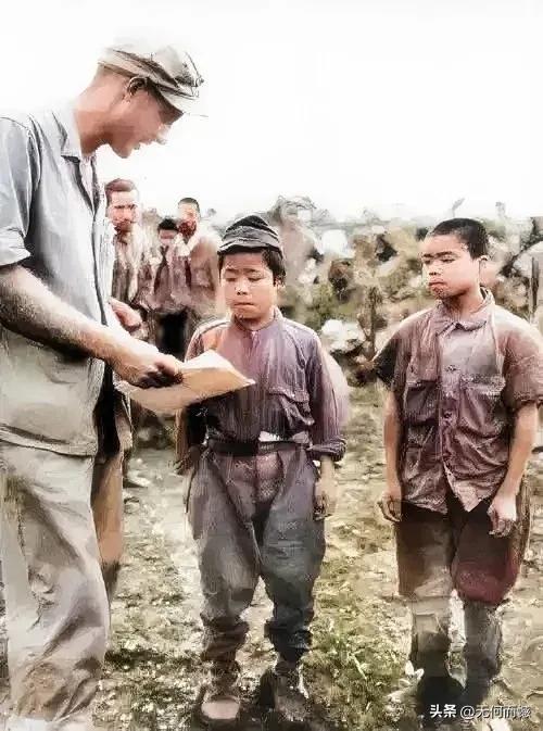 照片中的这两个日本鬼子，虽然年龄看起来也不是很大，身材也不是很高，这也属于正常现
