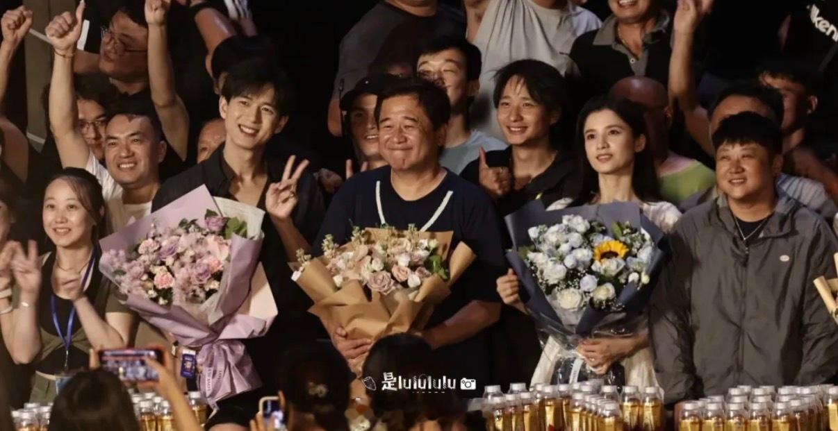 李现张婧仪雾里青杀青了李现张婧仪雾里青杀青大合照 期待与渊雾的早日相见 