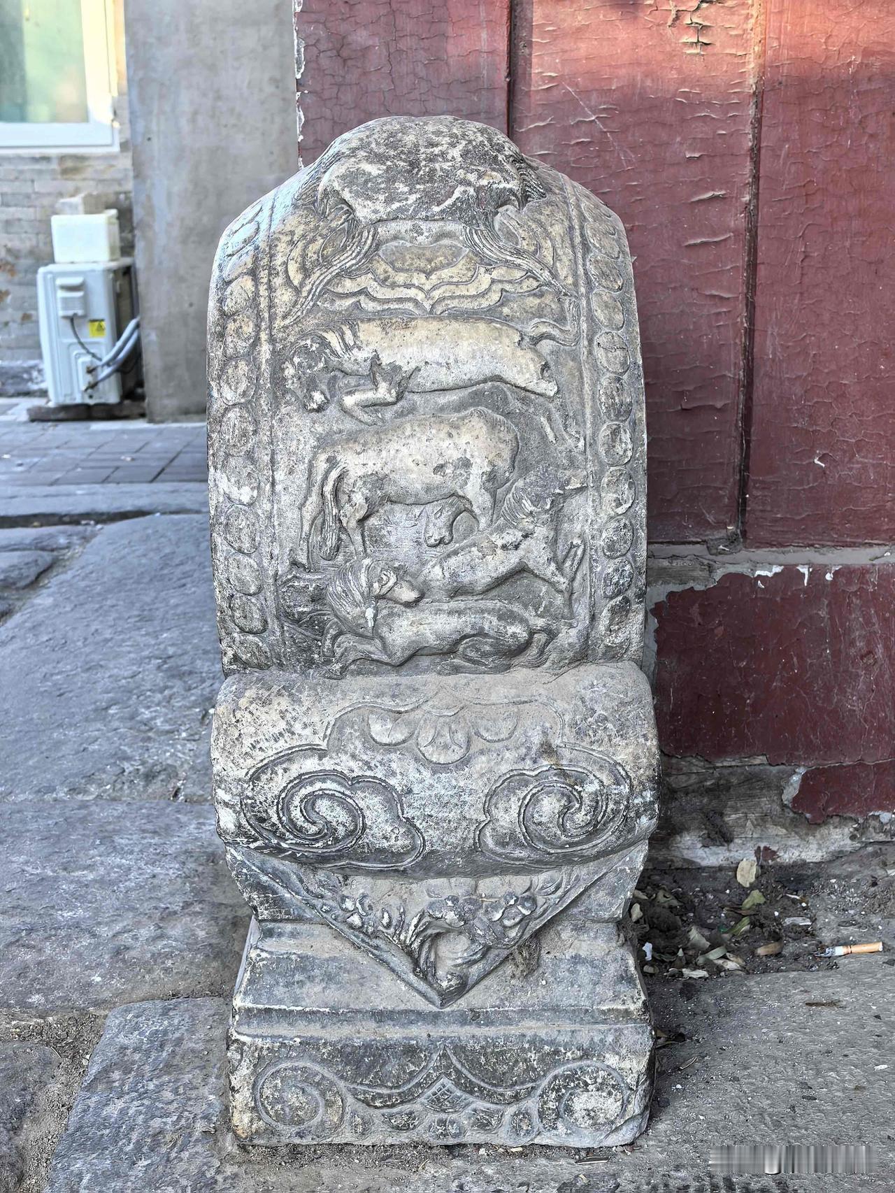 天马行云纹抱鼓石门礅
   位于什剎海前海北岸17号院广亮大门两侧的门礅，属抱鼓
