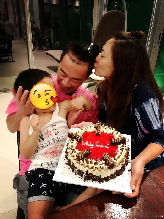 陈小春谈跟儿子交流太少落泪湖南卫视背后看陈小春为少陪儿子落泪，突然懂了：父亲的坚