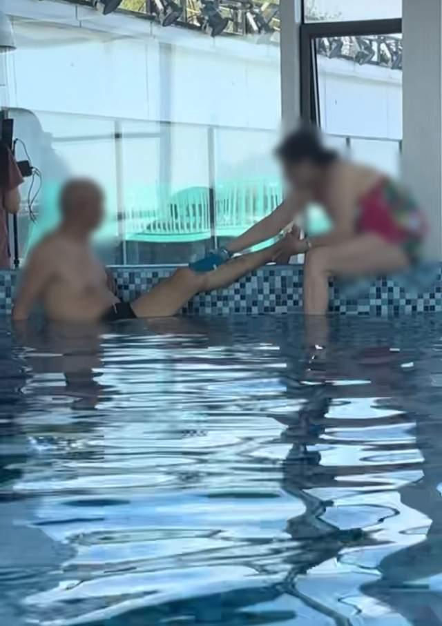 近日，河北秦皇岛某海景温泉酒店内的一段视频在网络热传：一位穿红绿色泳衣的大妈坐在