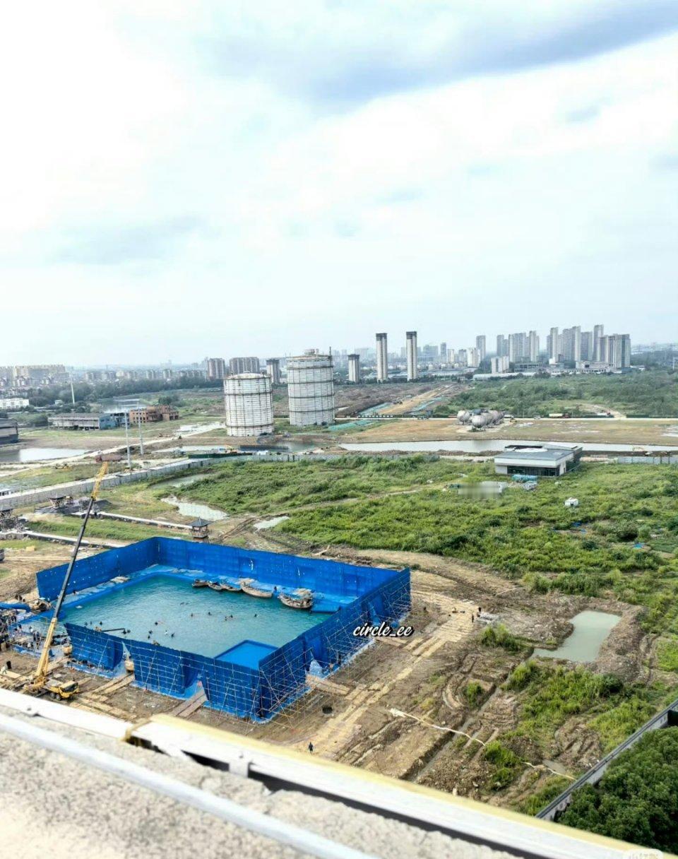 感觉在工厂边的田地里搭了一个景 ​​​