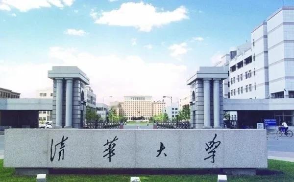 新疆学霸高旭，由于竞赛成绩优异，被保送到了清华大学。然而，准备读博时，他却断然放