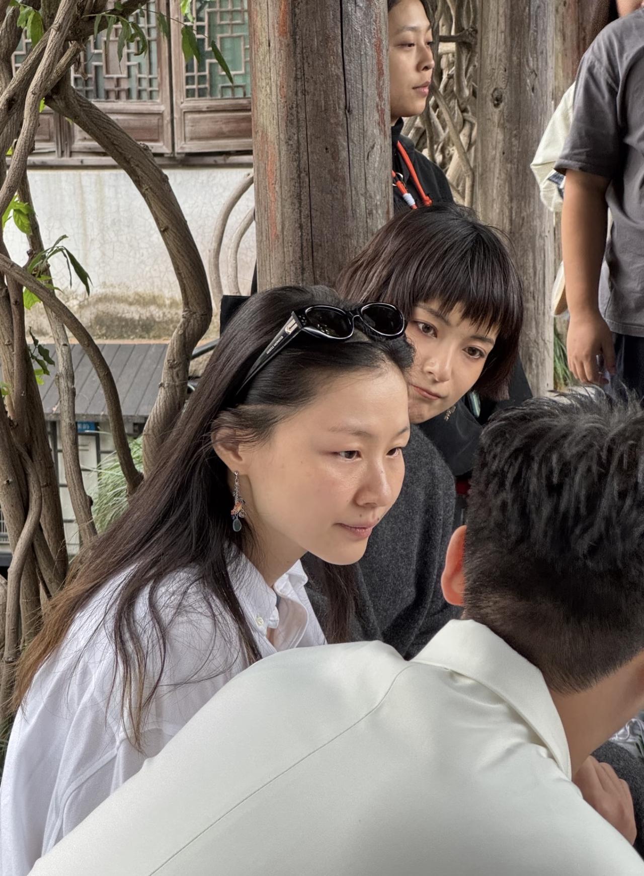 10月19日，有位网友在乌镇偶遇金靖，她坐在那里聊天的画面。

金靖参加活动也没