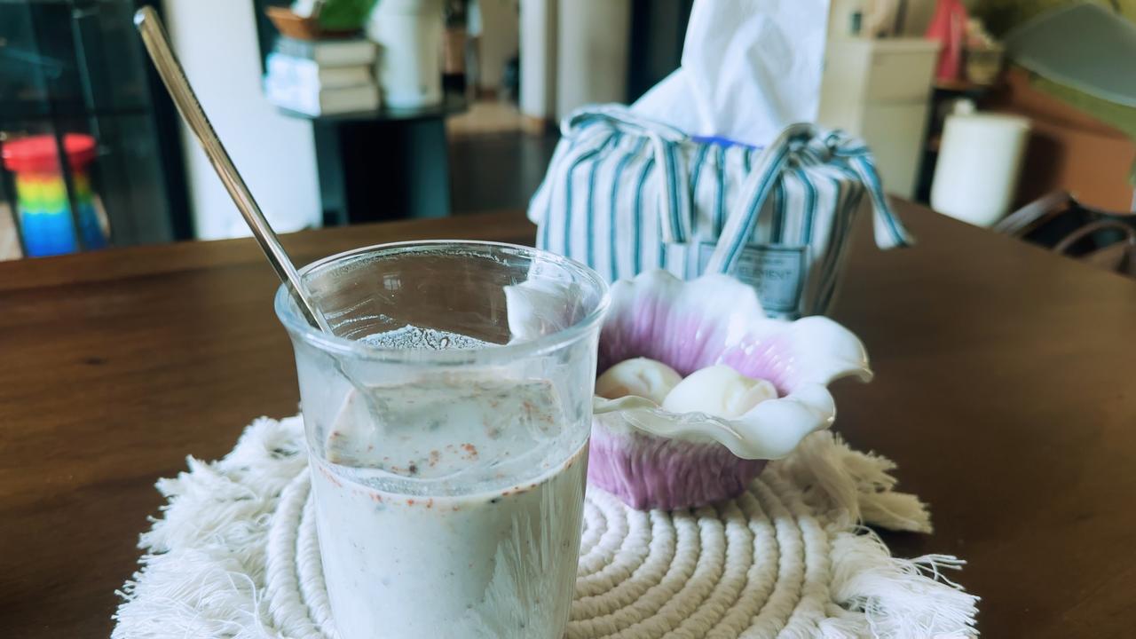 今日早餐是九阳豆浆的无花果亚麻籽系列

之前有人问我说，豆浆里面一堆什么东西，看