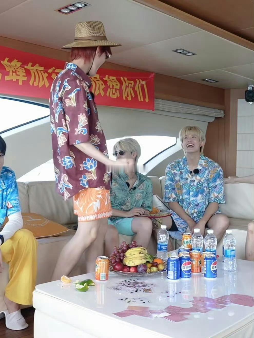 哇塞，这期团综简直是萌力大爆发！谁能想到，清晨叫早时张极那调皮一掀张泽禹的被子，